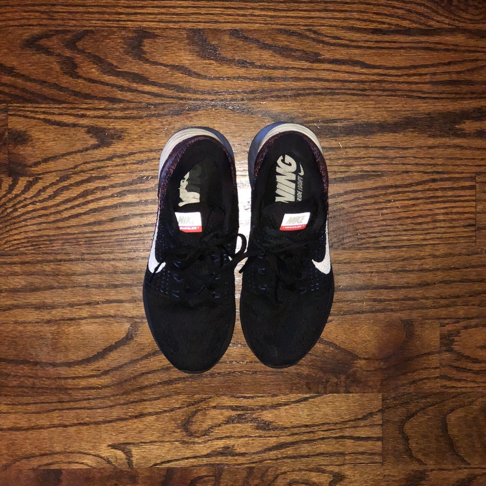 Black Nike tennis shoes